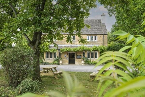 På billedet ses objektet The Vines Hotel beliggende i byen Bampton.