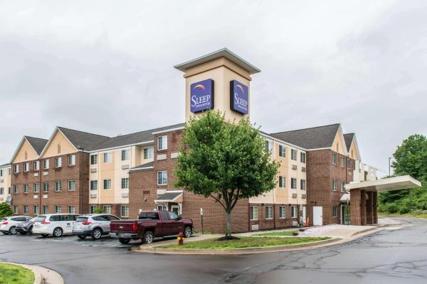 The photo shows the Sleep Inn & Suites Pittsburgh Airport located in the city of Imperial.