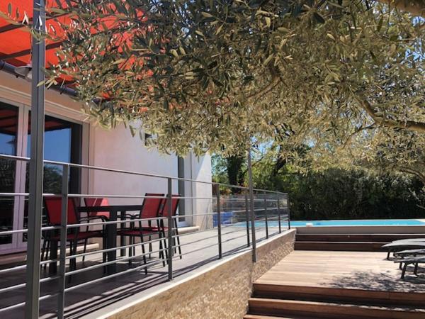 Na fotografii je vidět objekt Villa Coquelicot avec piscine privée et borne électrique nacházející se ve městě Brignon.