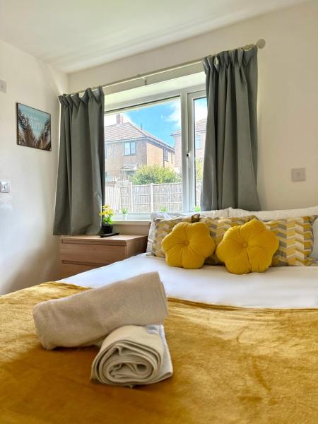 A la foto es mostra l'objecte Langdale House - Group Stays Contractors & Families Long or Short Stay - 5 Rooms 7 Beds 3 bathrooms Kitchen, FREE Wi-Fi & Parking situat a la ciutat de Duffield.