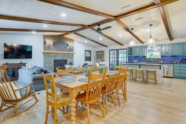Na zdjęciu widoczny jest obiekt Sweetwater Bluff Home On The Hiawassee with Views! położony w mieście Hayesville.