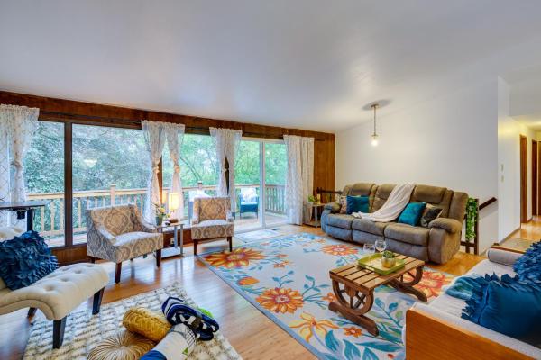 Op de foto is het object Expansive Lake Forest Park Home with Private Deck! te zien, gelegen in de stad Lake Forest Park.