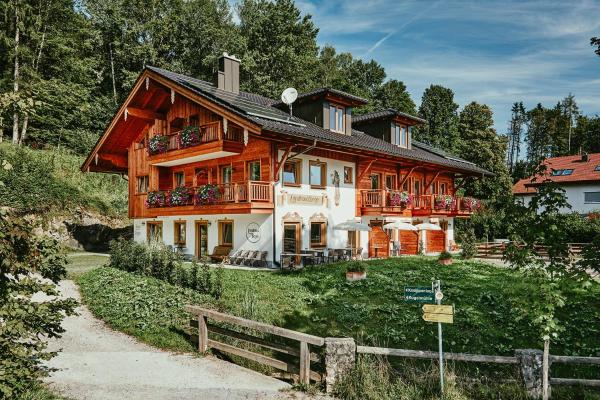 Na fotografii je vidět objekt Landhotel Berger nacházející se ve městě Ainring.
