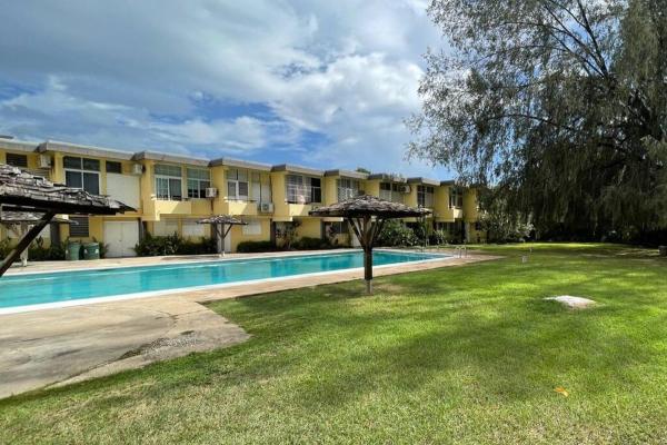 Kingston Tropical Retreat with mega Pool