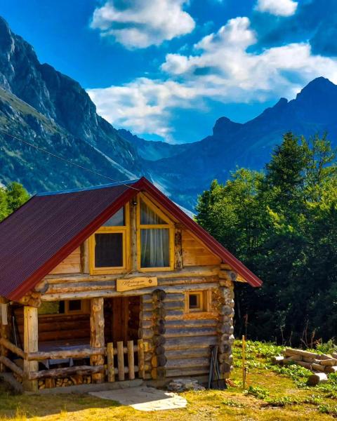 照片显示了位于Trešnjevik市的Komovi - Montenegrina Mountain house物件。