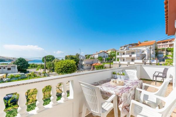 A la foto es mostra l'objecte Apartman Dragan i Slavica 200 m od plaže s terasom situat a la ciutat de Lopar.
