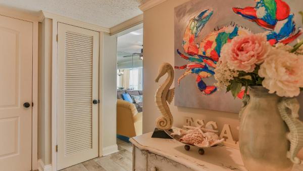 Shoreline Towers 1061 - Updated Beachfront Condo With Incredible Views End Unit