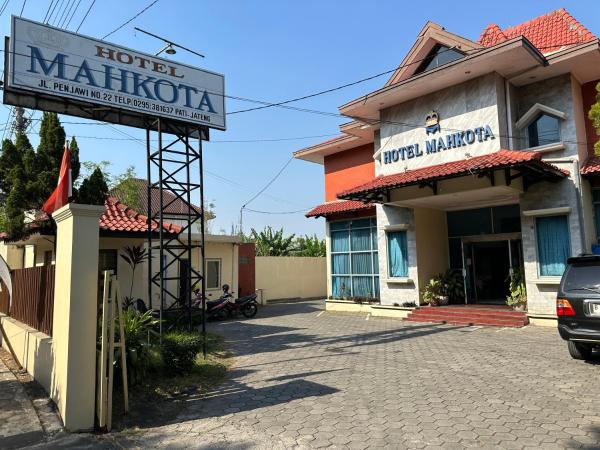 写真にはGembong市にあるHotel Mahkotaが写っています。