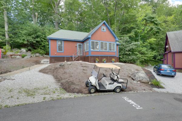 En la foto se muestra el objeto Inviting Summer Village Cottage Golf Cart and More! ubicado en la ciudad de Westford.