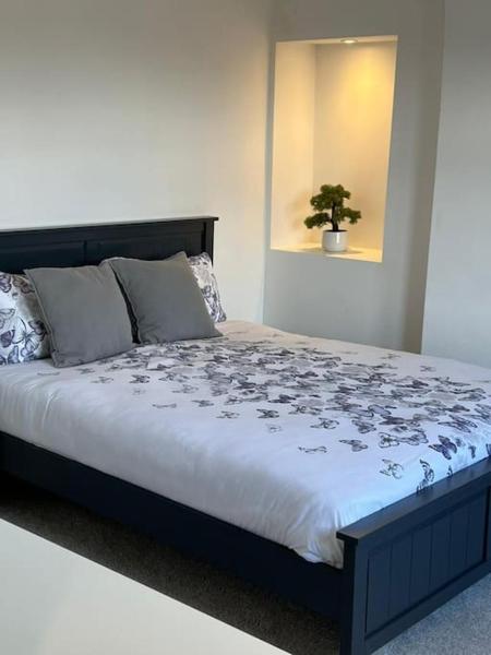 Four Double Bedroom Home - Free Parking And Wi-fi - Leeds