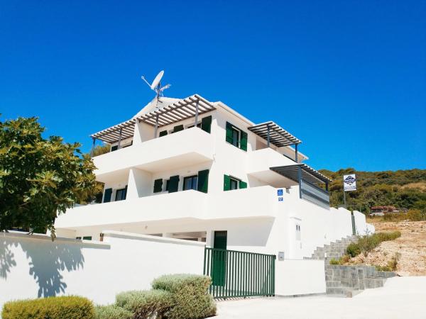 På billedet ses objektet Apartments by the sea Milna, Vis - 21184 beliggende i byen Vis.