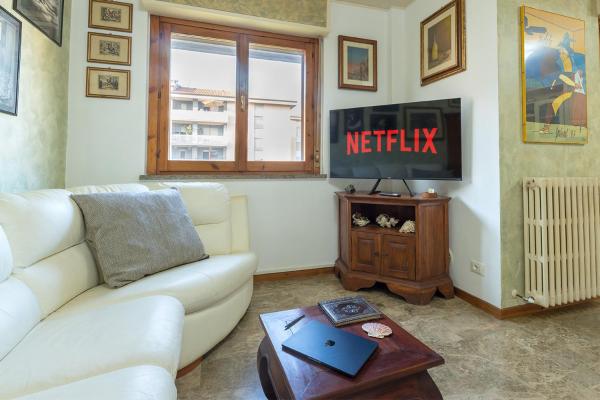 A la foto es mostra l'objecte Shell Apartment - Spazioso Attico Con WiFi Gratuito e Posto Auto situat a la ciutat de Perusa.