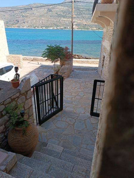 照片显示了位于Neon Oitilon市的Mani-home物件。