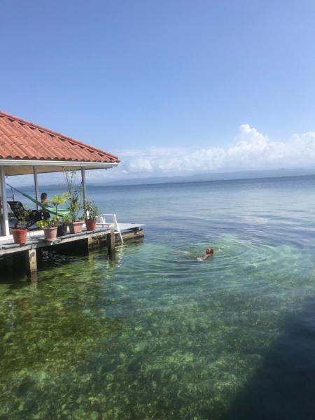 A la foto es mostra l'objecte Bocas Villas situat a la ciutat de Isla Colón.