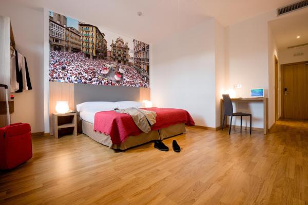 The photo shows the IRAIPE Pamplona Hostal Auto Check-in located in the city of Maquirriain.