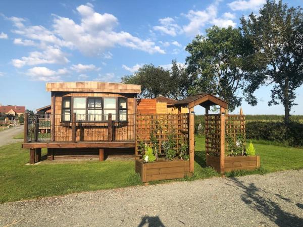 A la foto es mostra l'objecte Couple’s Lodge With Hot Tub situat a la ciutat de Lea.