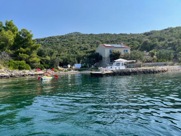A la foto es mostra l'objecte Villa Kovaceva Bay situat a la ciutat de Tkon.
