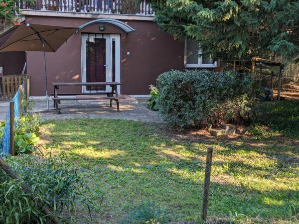 Na foto é possível ver o objeto Little Bear Apartment localizado na cidade de Fót.
