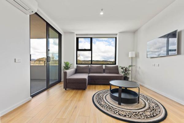 Фотография 3: Spacious & Open 2 bd 2bth Unit in Canberra City