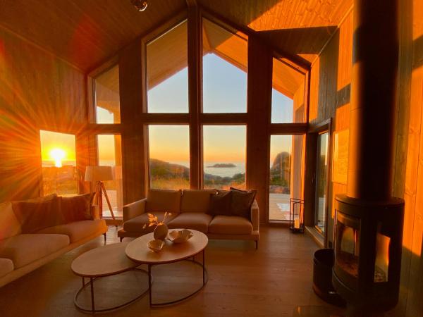 A la foto es mostra l'objecte Sunset Panorama - Superior Cabin Lofoten situat a la ciutat de Sand.
