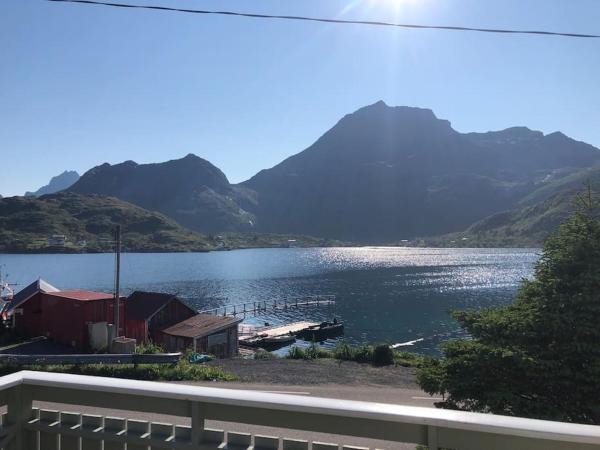 A la foto es mostra l'objecte Mørkveden feriehus, Lofoten situat a la ciutat de Kvalvik.