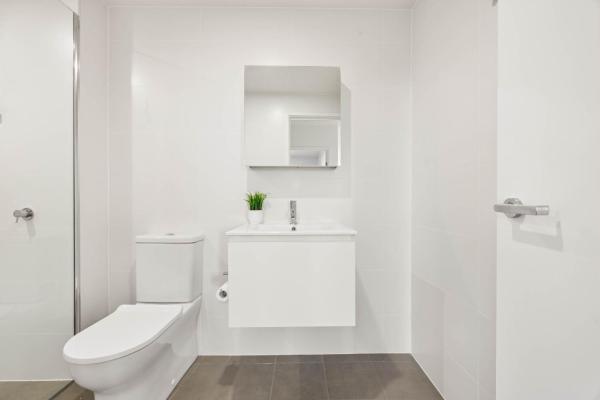 Фотография 5: Spacious & Open 2 bd 2bth Unit in Canberra City