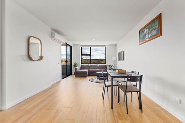 Фотография 4: Spacious & Open 2 bd 2bth Unit in Canberra City