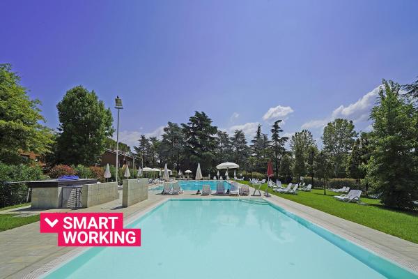 Na zdjęciu widoczny jest obiekt Residence Punta Gro 2-5 by Wonderful Italy położony w mieście Sirmione.