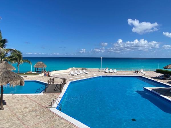 Brisas Shores 07 Beachfront Condo, Pool and garden area, Zona Hotelera Cancun, Cancún