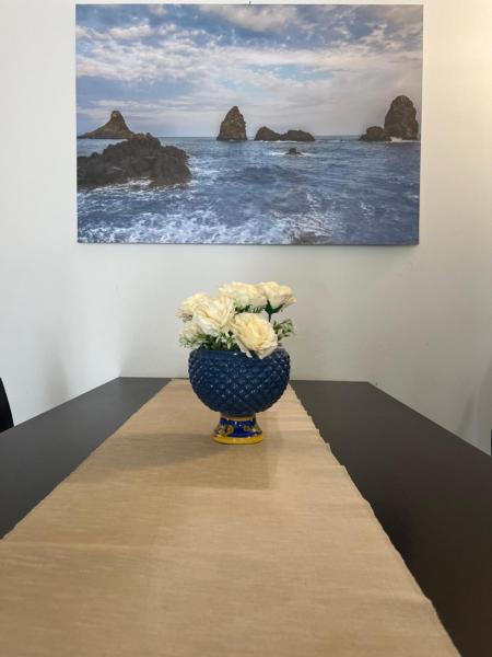 A la foto es mostra l'objecte Amuri di casa Scogliera situat a la ciutat de Catània.
