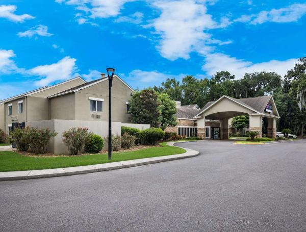 På billedet ses objektet MainStay Suites Savannah Midtown beliggende i byen Savannah.