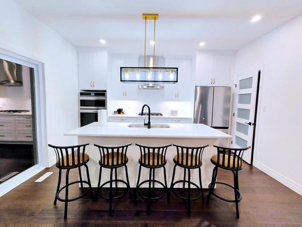 Na zdjęciu widoczny jest obiekt Luxurious and Spacious Home położony w mieście Denfield.