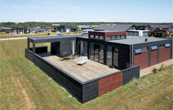 Three-Bedroom Holiday Home In Lokken, Лёккен