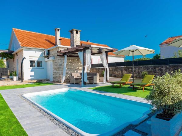 A la foto es mostra l'objecte Holiday home Marcela with pool situat a la ciutat de Pridraga.