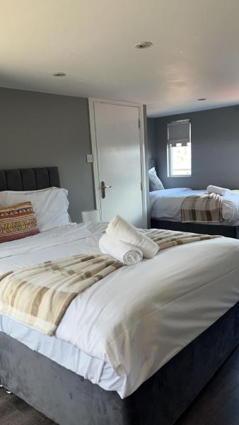 Massive 4 Bed Home Walking Distance To The City Lights, Perfect For Business Trips - Belfast