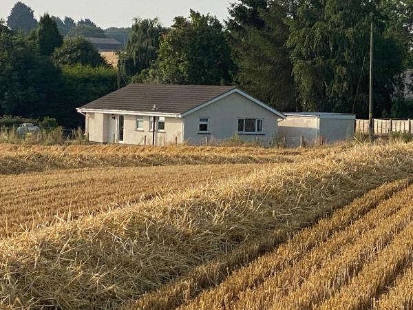 A la foto es mostra l'objecte Cosy bungalow with views, walks, garden & parking. situat a la ciutat de Broadwas.