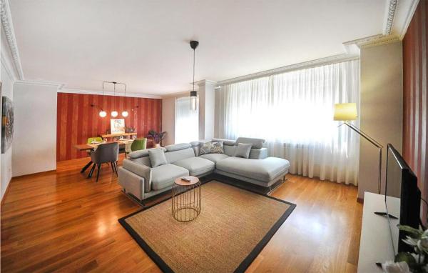 Στη φωτογραφία φαίνεται το αντικείμενο 2 Bedroom Cozy Apartment In Carballo που βρίσκεται στην πόλη Queo de Abaixo.