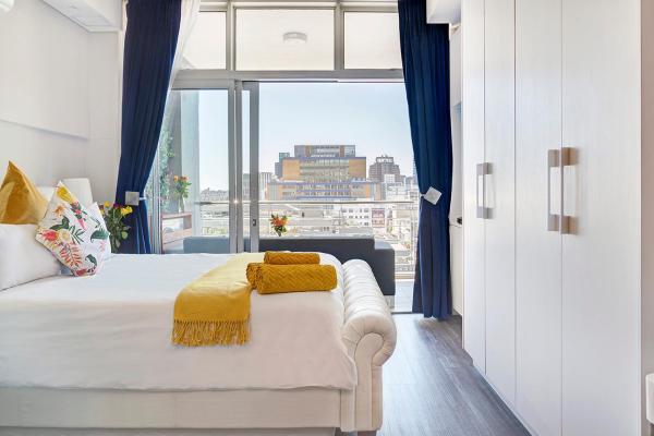 Kuva 3: Ruby - Designer Apartment with City, Mountain, Ocean views.