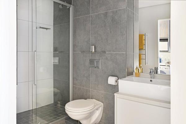 Kuva 6: Ruby - Designer Apartment with City, Mountain, Ocean views.