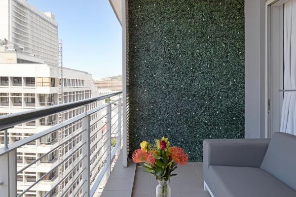 Kuva 8: Ruby - Designer Apartment with City, Mountain, Ocean views.