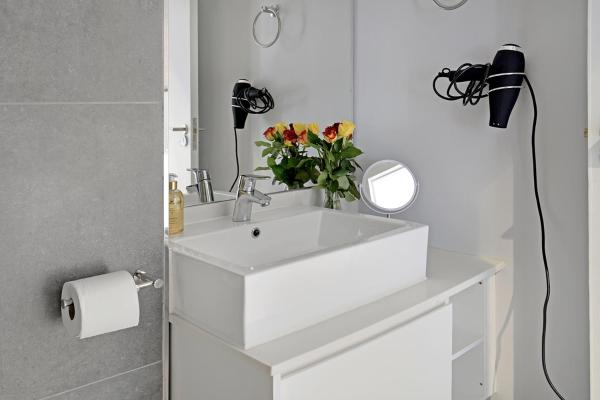 Kuva 2: Ruby - Designer Apartment with City, Mountain, Ocean views.