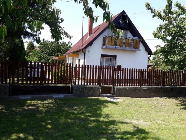 Na fotografii je vidět objekt Szilva Apartman nacházející se ve městě Hidegség.