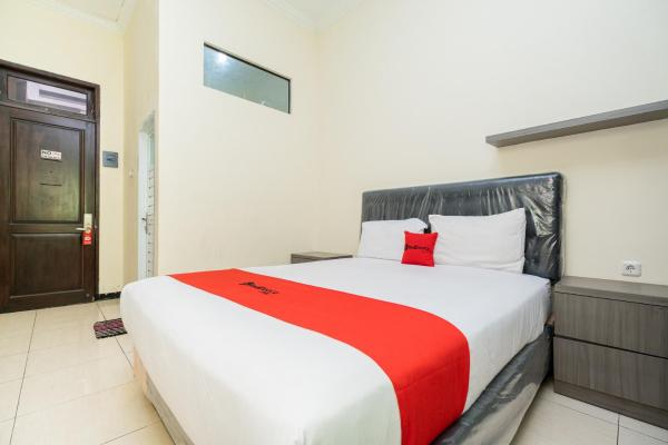 På bilden syns objektet RedDoorz Plus @ Grace Residence Surabaya som ligger i staden Menganti.