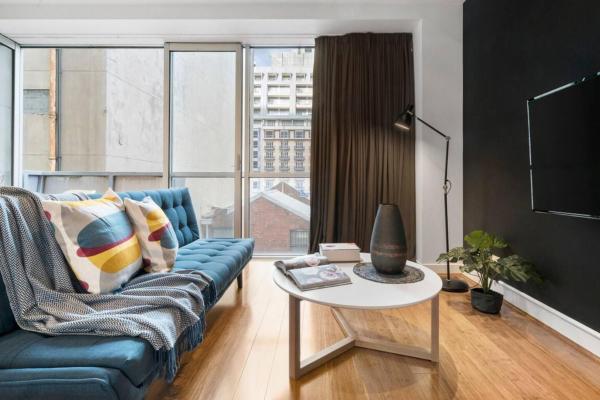 A la foto es mostra l'objecte 'Collins Central' Sleek Light-filled Pad in the CBD situat a la ciutat de Melbourne.
