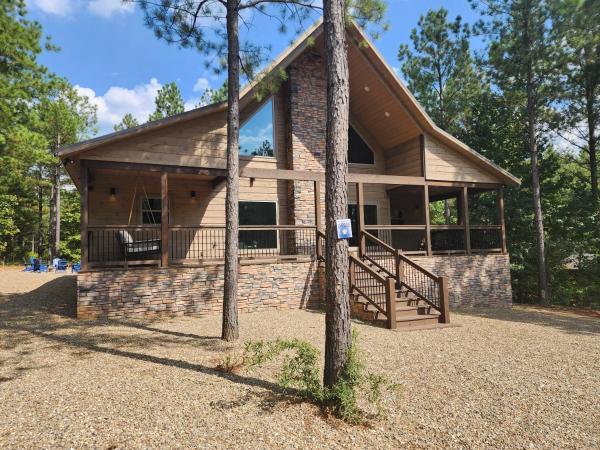 På bildet vises objektet Peak A Boo Pines with Game Loft Hot Tub Fireplaces and More som ligger i byen Broken Bow.