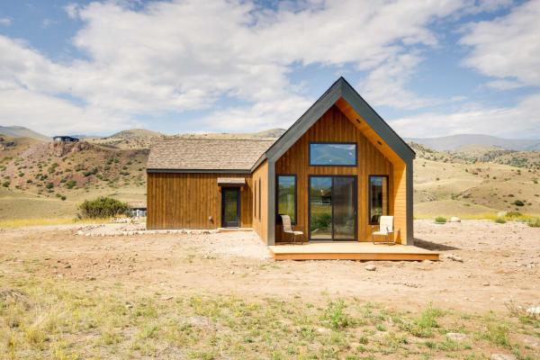 На фото показан объект Yellowstone Prairie Retreat 360 Mountain Views!, расположенный в городе Emigrant.