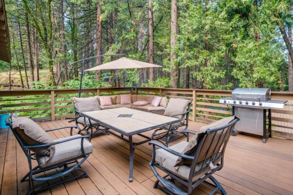 Στη φωτογραφία φαίνεται το αντικείμενο Furnished Deck Secluded Arnold Cabin Rental! που βρίσκεται στην πόλη Arnold.