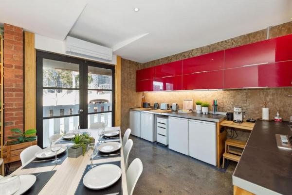 A la foto es mostra l'objecte Conveniently Located 6 BR Unit situat a la ciutat de Melbourne.