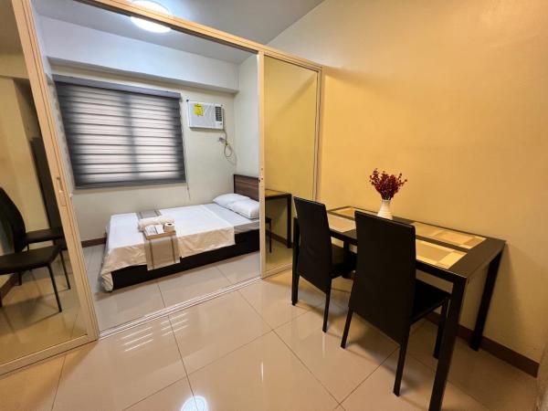 A la foto es mostra l'objecte Condotel Room to Stay Lodging situat a la ciutat de Manila.