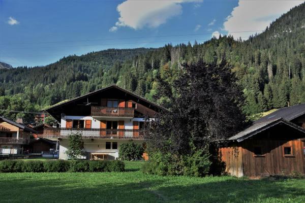 The photo shows the Chalet la Dransette located in the city of Châtel.